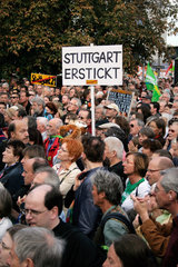 Stuttgart  Deutschland  Montagsdemo gegen Stuttgart 21 mit ca. 20 000 Demonstranten am Hauptbahnhof