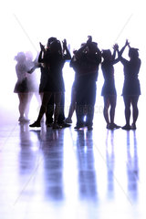 Berlin  Deutschland  Silhouette  Menschen tanzen
