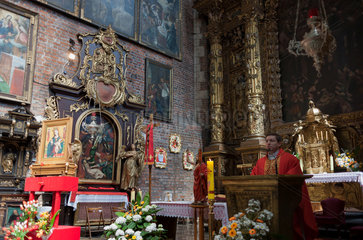 Krakau  Polen  Priester beim Gottesdienst am Hauptaltar der Corpus Christi Bazilika