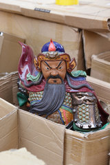 Shenzhen  China  in einem aufgerissenen Karton steht eine Figur in Kostuemen der Chinesischen Ope