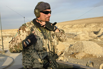 Mazar-e Sharif  Afghanistan  Bundeswehr-ISAF-Soldat auf Patrouillenfahrt