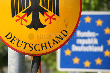 Goerlitz  Polen  Schild Bundesrepublik Deutschland mit dem Bundesadler und Europaschild