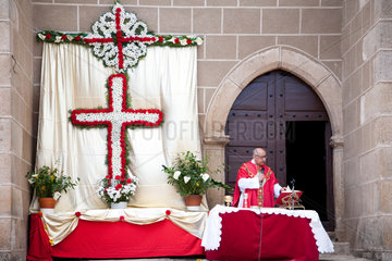 Valencia de Alcantara  Spanien  Priester bei einer Messe