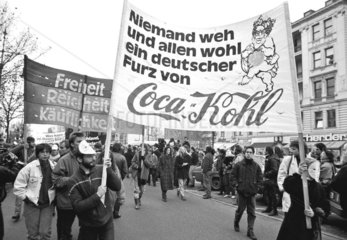 Berlin nach Maueroeffnung - Demo gegen eine Wiedervereinigung