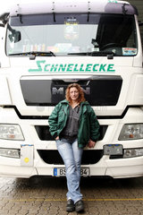 Braunschweig  Deutschland  Truckerin Inge Wiese vor ihrem Lkw