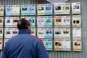 Madrid  Spanien  ein Mann liest die Angebote fuer Immobilien