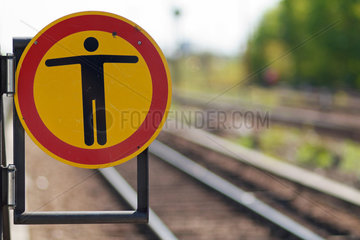 Berlin  Deutschland  Schild Durchgang verboten am Bahnsteig des S-Bahnhofs Tempelhof