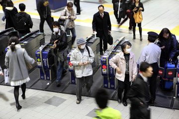 Tokio  Japan  Fahrgaeste betreten die Shinjuku Station
