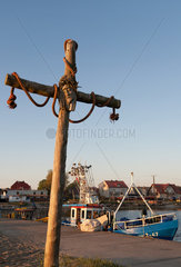 Kussfeld  Polen  mit Tau umwickeltes Schutzkreuz am Hafen