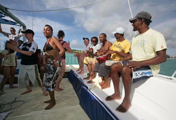 Grand Baie  Mauritius  die Crew macht Musik und die Gaeste tanzen auf einem Katamaranausflug