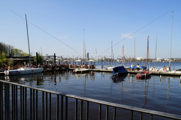 Hamburg  Deutschland  Anleger mit Segelbooten an der Aussenalster