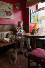 Schengen  Grossherzogtum Luxemburg  eine Besucherin in einem Cafe
