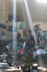 Batticaloa  Sri Lanka  in einer Fabrikhalle leben IDPs des Buergerkriegs