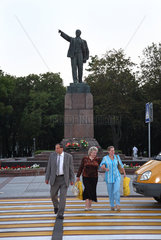 Brest  Weissrussland  Strassenszene vor dem Lenindenkmal