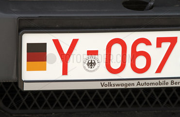 Schoenefeld  Deutschland  Kfz-Kennzeichen eines Fahrzeugs fuer Zulassungsfahrten der Bundeswehr