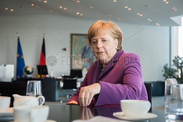 Berlin  Deutschland  Bundeskanzlerin Dr. Angela Merkel  CDU  bei einem Interview in ihrem Buero