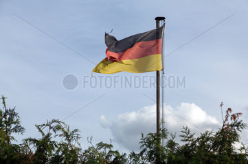 Sehnde  Deutschland  Deutschlandfahne in einem Garten im Ortsteil Ilten