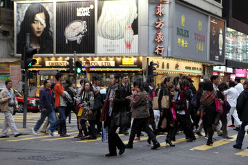 Hong Kong  China  Menschen ueberqueren eine Strasse im Stadtteil Kowloon