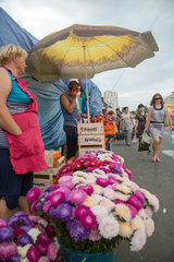 Odessa  Ukraine  Menschen auf einem Markt