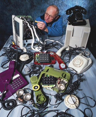 Hamburg  Deutschland  Mann repariert eine komplizierte Telefonanlage
