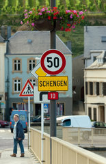 Schengen  Grossherzogtum Luxemburg  Ortsschild Schengen auf der Moselbruecke