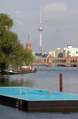 Berlin  Deutschland  Badeschiff in der Spree