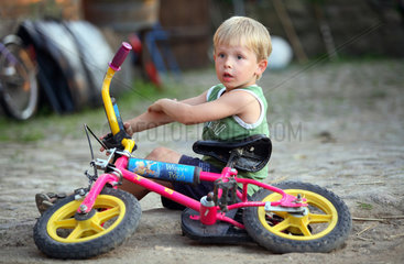 Prangendorf  Deutschland  Junge ist mit seinem Fahrrad gestuerzt