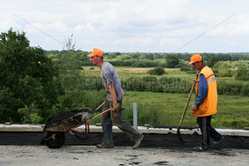Bobrujsk  Weissrussland  Arbeiter bei der Asphaltierung einer Bruecke