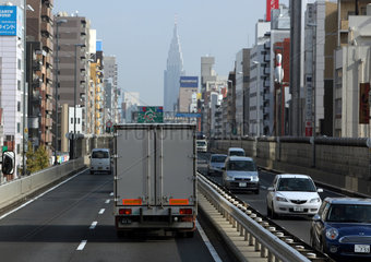 Tokio  Japan  Autos auf einer Schnellstrasse durch die Stadt