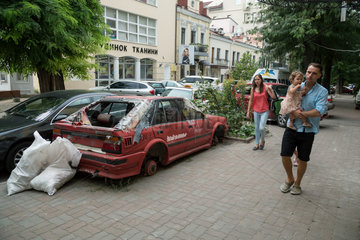 Odessa  Ukraine  ausgeschlachtetes Wrack eines PKWs am Strassenrand