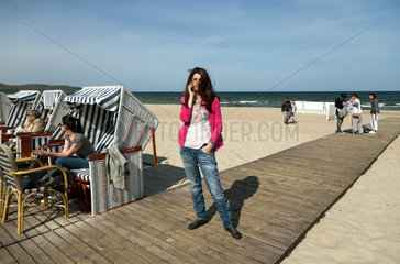 Sopot  Polen  eine junge Frau telefoniert am Strand