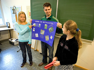 Nordenham  Deutschland  Schuelerinnen mit dem Lehrer Jens Locker im Unterricht