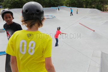 Malmoe  Schweden  Jugendliche und Kinder auf einer Skaterbahn