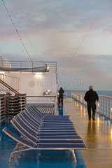 Spanien  Passagier auf dem Deck Summertime der MS Costa Pacifica