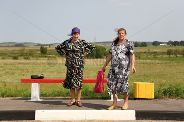 Galynka  Weissrussland  zwei Damen warten auf den Ueberlandbus