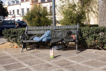 Sevilla  Spanien  schlafender Obdachloser auf einer Strassenbank