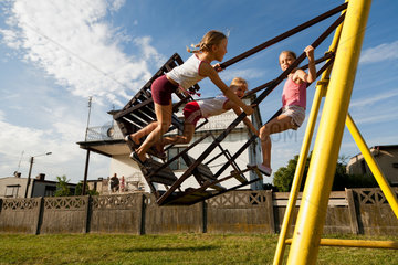 Kobylin  Polen  Kinder spielen auf einer Schaukel