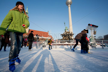 Berlin  Deutschland  Eislaufen am Neptunbrunnen