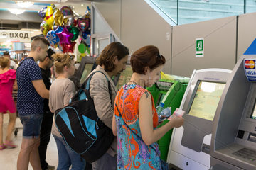 Odessa  Ukraine  Menschen an Geldautomaten im Einkaufszentrum Afina Gallery