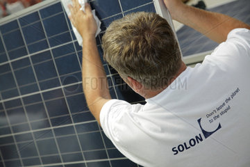 Berlin  Deutschland  Begutachtung eines Solarmodules bei Solon SE