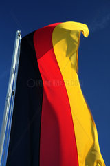 Hoppegarten  Deutschland  Deutsche Nationalfahne weht im Wind