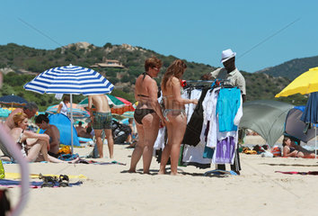 Santa Margherita di Pula  Italien  Mann verkauft Kleidung am Strand