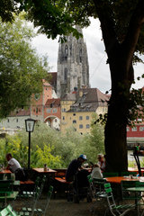 Regensburg  Deutschland  ein Biergarten an der Donau  im Hintergrund der Dom St. Peter