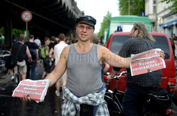 Berlin  Deutschland  Demonstration am 1. Mai 2012 in Kreuzberg  ein Mann verteilt die Zeitung Solidaritaet
