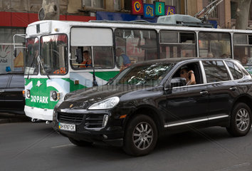 Odessa  Ukraine  Fahrerin eines Porsche Cayenne an einer Ampel