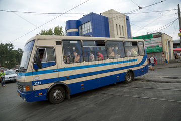 Odessa  Ukraine  ein Bus verlaesst den Busbahnhof