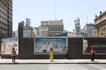 Buenos Aires  Argentinien  drei Frauen warten auf gegenueberliegendem Gehweg