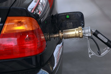 Berlin  Deutschland  Symbolfoto  Betanken eines Autos mit Erdgas