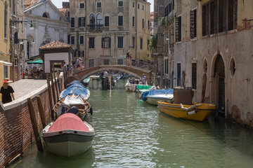 Venedig  Italien  vertaeute Boote am Rio del Mondo Novo