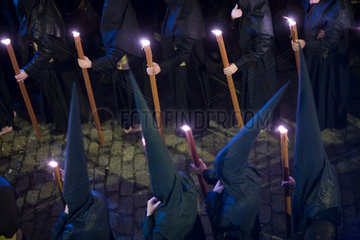 Sevilla  Spanien  Glaeubige mit Kerzen bei einer 0ster-Prozession